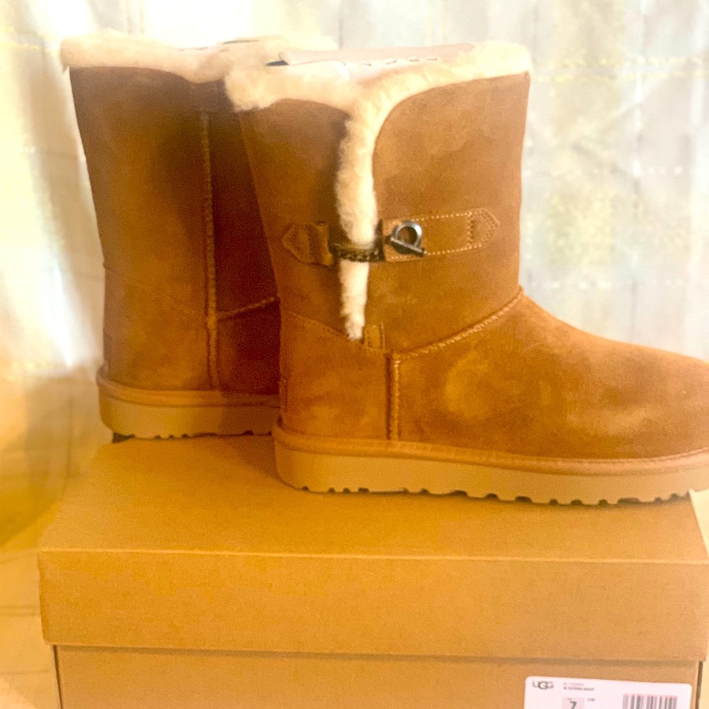 Brand new in box unused UGG W Estera boot